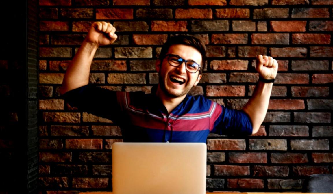 Учасники програми працюють над практичними завданнями в групі